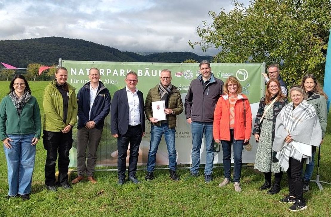 Förderbescheidübergabe durch die SGD Nord
an den Naturpark Saar-Hunsrück für das Projekt
„Naturpark-Bäume mit und für Alle“ bei
Hofgut Serrig