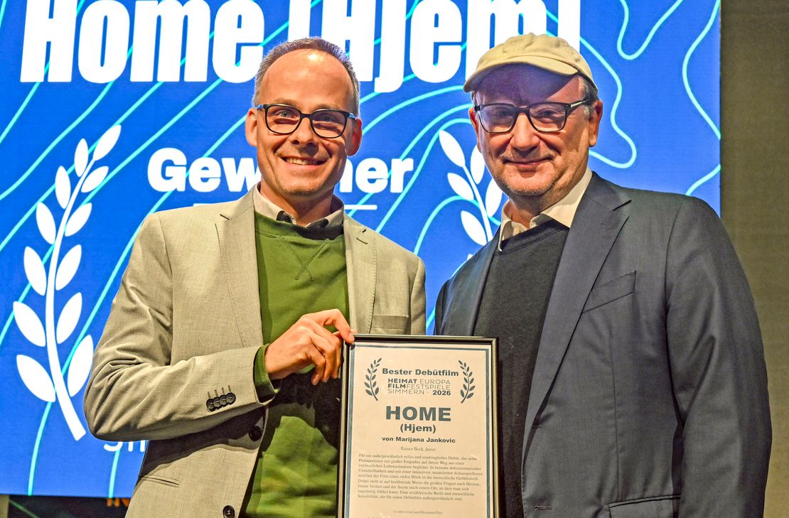 Staatssekretär Denis Alt (links) vom Kulturministerium Rheinland-Pfalz überreichte den vom Ministerium gestifteten Nachwuchspreis, der mit 1000 Euro dotiert ist. Juror Rainer Bock hatte für die Auszeichnung den Film "Home" ausgewählt.