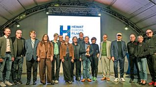 Zum Finale versammelten sich die Macher der Heimat Europa Filmfestspiele gemeinsam auf der Bühne: das Team vom Pro-Winzkino, die Programmgruppe, das Planungsteam, Juror Rainer Bock und Staatssekretär Denis Alt und Stadtbürgermeister Andreas Nikolay.