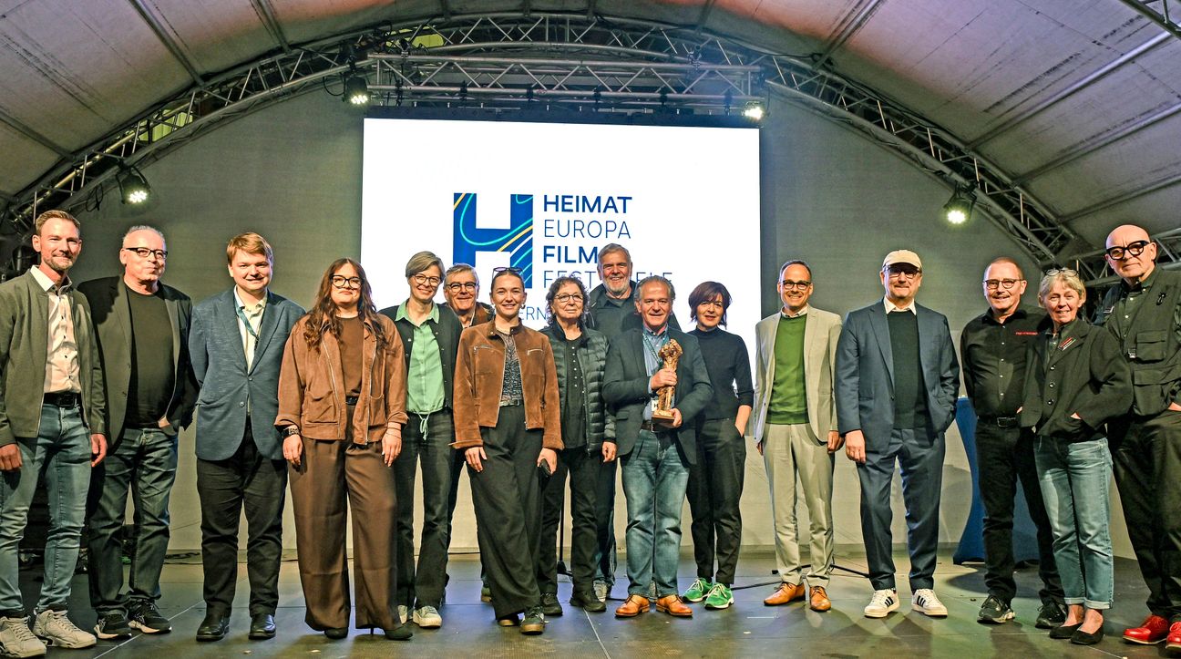 Zum Finale versammelten sich die Macher der Heimat Europa Filmfestspiele gemeinsam auf der Bühne: das Team vom Pro-Winzkino, die Programmgruppe, das Planungsteam, Juror Rainer Bock und Staatssekretär Denis Alt und Stadtbürgermeister Andreas Nikolay.