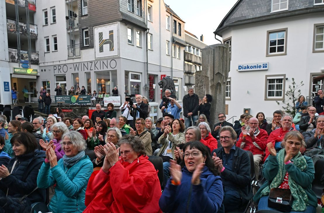 Warm und regenfest angezogen hatte sich das Publikum auf dem Fruchtmarkt. Der Finalabend begann mit einer guten halben Stunde Verspätung, weil man erst noch die letzten Regentropfen abwarten musste.