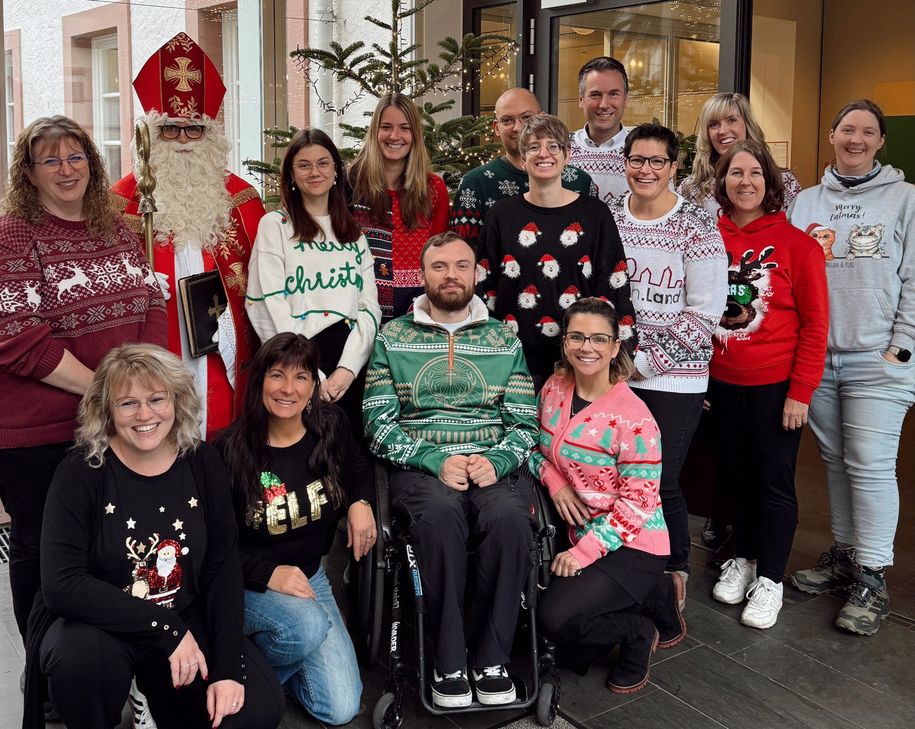 #teamwittlichland in ihren Ugly-Christmas-Sweatern mit dem Nikolaus.