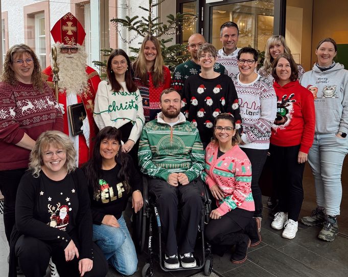 #teamwittlichland in ihren Ugly-Christmas-Sweatern mit dem Nikolaus.