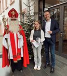 Der Nikolaus mit der stolzen Lara Hahn und Bürgermeister Manuel Follmann.