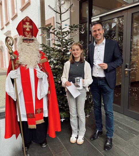 Der Nikolaus mit der stolzen Lara Hahn und Bürgermeister Manuel Follmann.