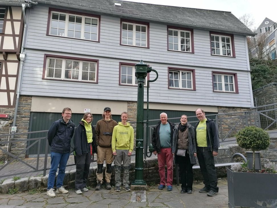 Vertreter von Jugendbauhütte Rheinland und ISG Monschau haben mit Ortsvorsteher Georg Kaulen den Holzmarkt in der Altsdat in schuss gebracht.