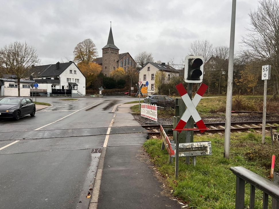Aufgrund von Sanierungsarbeiten am Bahnübergang Rinnener Straße in Sötenich soll die Landestraße 203 in diesem Bereich von Montag, 31. Juli bis Freitag, 4. August, voll gesperrt werden.