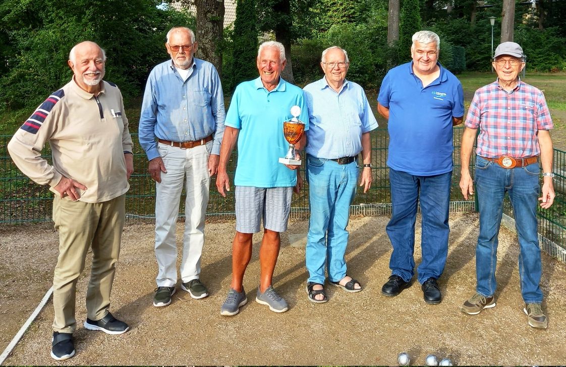 Die Aktiven des Turniers mit den stahlenden Siegern: Clubmeister Hans-Jürgen Braun (mit Pokal), 2. Platz: Reinhard Heiß (3. v. rechts) und 3. Platz: Ulli Burkholz (links).