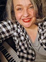 Melanie Wooßmann setzte sich ans Klavier und schrieb ihr Lied »Dame Eifel - Wildes Land«. Sie nutzte dazu auch moderne Technik und schuf einen Song, der viele Menschen berührt.