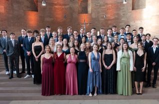 Abitur geschafft: Die Abiturientinnen und Abiturienten stellen sich zum gemeinsamen Foto.