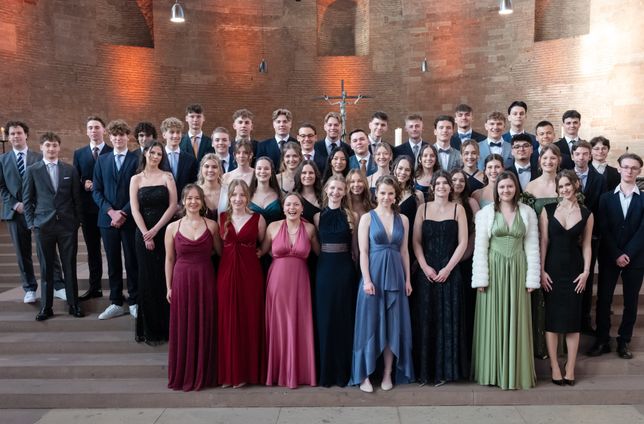 Abitur geschafft: Die Abiturientinnen und Abiturienten stellen sich zum gemeinsamen Foto.