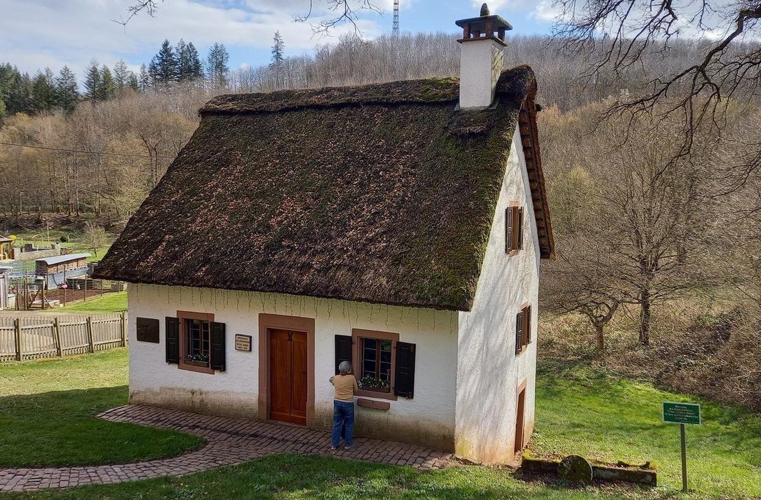 Bis heute ist sein kleines Haus in Niederkail erhalten, das als Peter-Zirbes-Museum die Erinnerung an ihn wachhält.