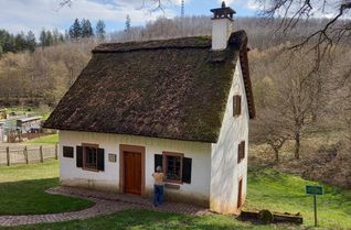Bis heute ist sein kleines Haus in Niederkail erhalten, das als Peter-Zirbes-Museum die Erinnerung an ihn wachhält.