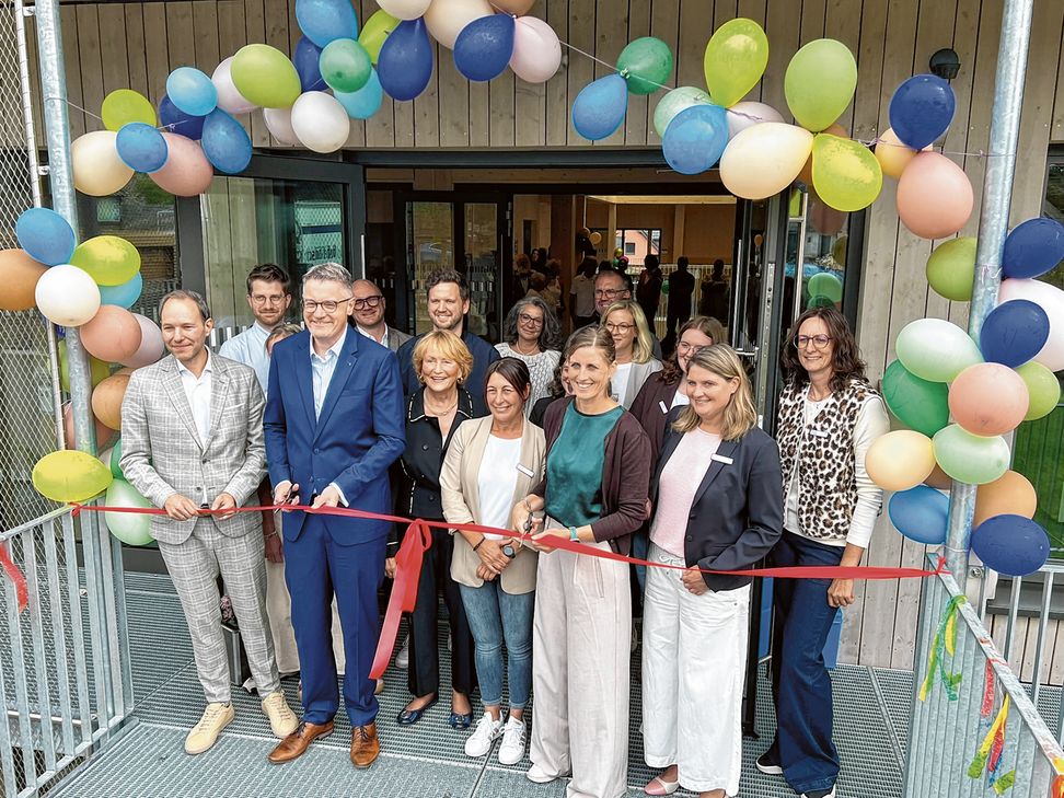 Ein modernes, nachhaltiges und kinderfreundliches Gebäude schafft mitten in Mützenich Raum für bis zu 95 Kinder. Nun wurde es offiziell eröffnet. Der Werkraum (Foto unten links) ist von außen begehbar.