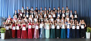 Der Abiturjahrgang des Martin-von-Cochem-Gymnasiums 2026. Insgesamt 79 Schülerinnen und Schüler erhielten ihr Abiturzeugnis.