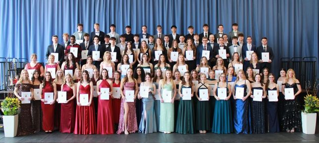 Der Abiturjahrgang des Martin-von-Cochem-Gymnasiums 2026. Insgesamt 79 Schülerinnen und Schüler erhielten ihr Abiturzeugnis.