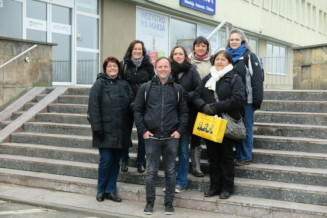 Die Leiter der Sammelstellen aus Deutschland während der Verteilerreise 2016  in Pila/Polen. In der Mitte: Mike und Petra Linsenbold aus Neumagen-Dhron. Seit einem Wochenspiegel-Aufruf vor zehn Jahren engagieren sie sich für das Projekt.