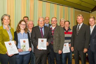 Die Vertreter der vier Siegerdörfer mit Landrat Günter Rosenke und Markus Ramers. Fotos: Paul Düster