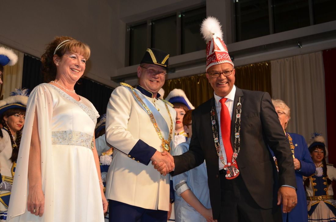 Andrew I. übergibt Kette und Zepter an das neue Prinzenpaar. Foto: JU