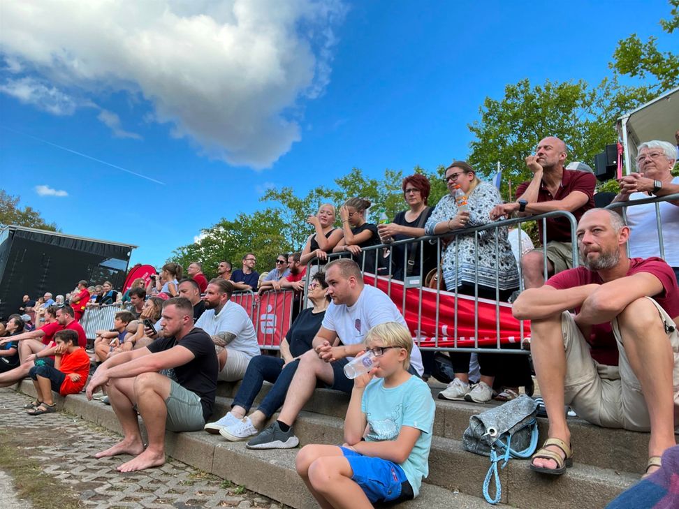 Vollbesetzte Ränge, spannende Gefechte: Nach zwei Jahren Pause wurden am Sonntag endlich wieder die Könige und Königinnen der Fischerstecher ausgefochten.