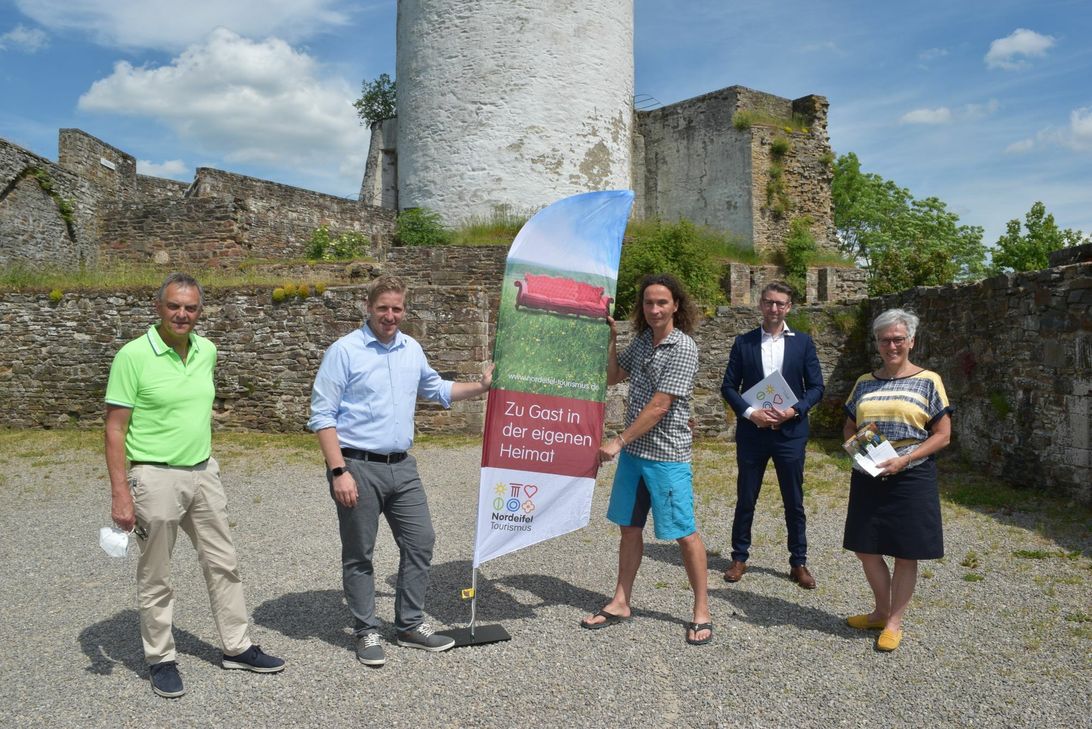Sind ebenfalls gerne zu Gast in der eigenen Heimat (v. li.): Hellenthals Bürgermeister Rudolf Westerburg, Landrat Markus Ramers, Musiker und Aktionspate Stephan Brings, Marius Linden, Kreissparkasse Euskirchen und Iris Poth, Geschäftsführerin der Nordeifel Tourismus GmbH. Foto: Scholl