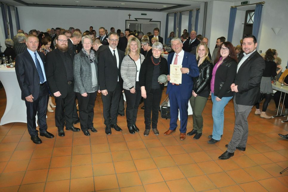 Danke für den ehrenamtlichen Einsatz: Kaiserseschs Stadtbürgermeister Gerhard Weber (4. v. l.) überreichte im Rahmen des Neujahrsempfangs die Städtische Verdienstmedaille an Margret Walgenbach (5. v. l.).