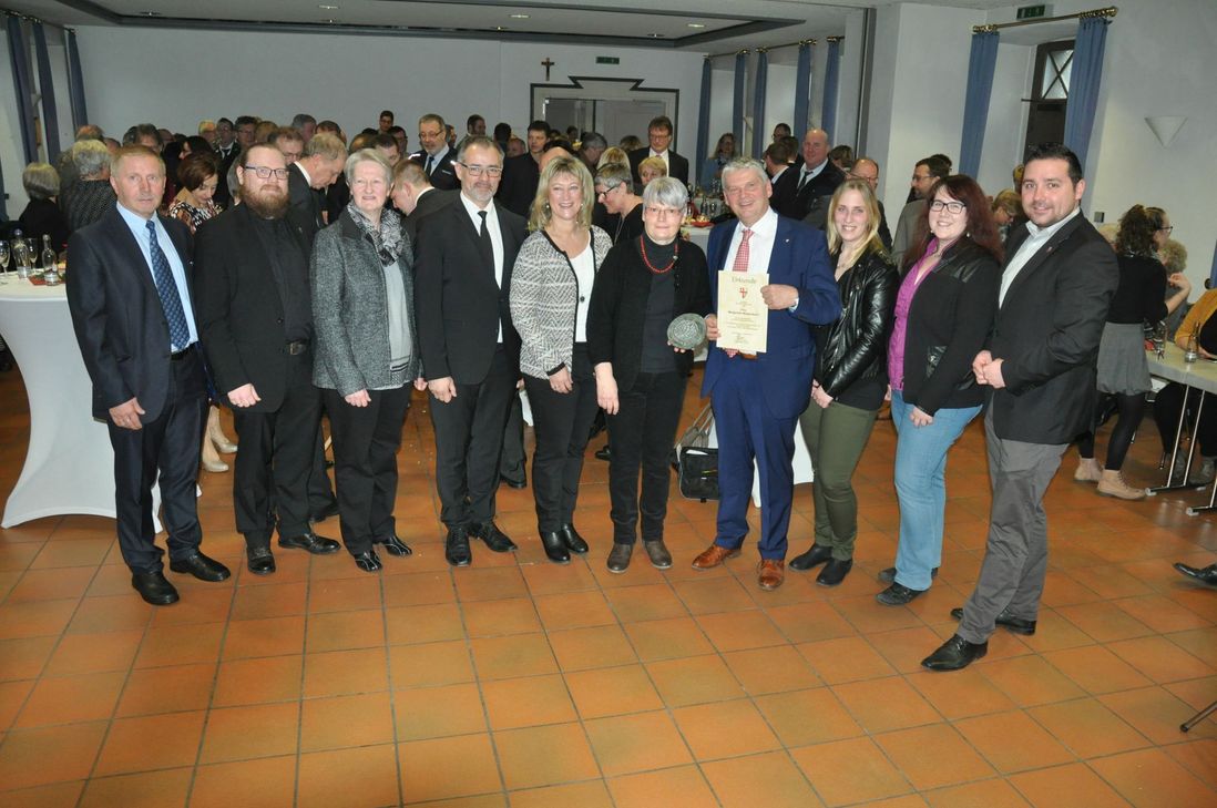 Danke für den ehrenamtlichen Einsatz: Kaiserseschs Stadtbürgermeister Gerhard Weber (4. v. l.) überreichte im Rahmen des Neujahrsempfangs die Städtische Verdienstmedaille an Margret Walgenbach (5. v. l.).