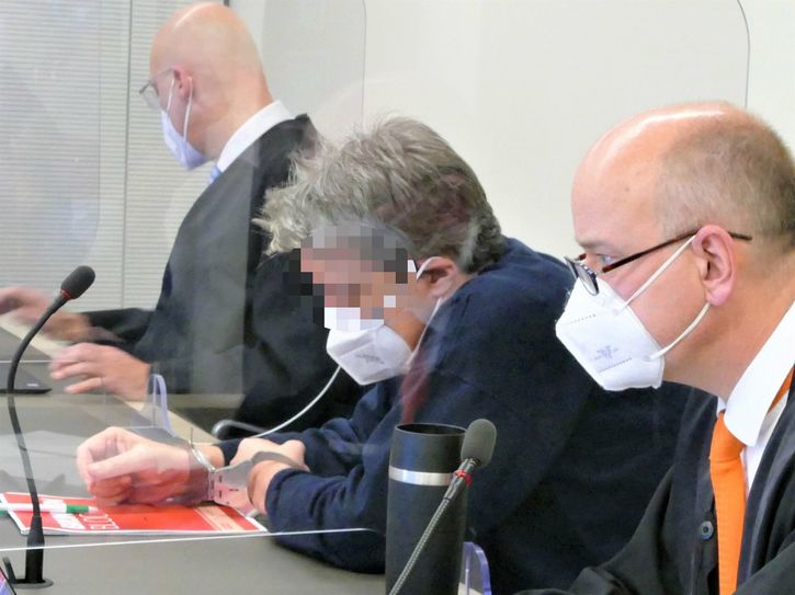 Das Landgericht Bad Kreuznach verurteilte den 50-jährigen Angeklagten zu lebenslanger Haft wegen Mordes.