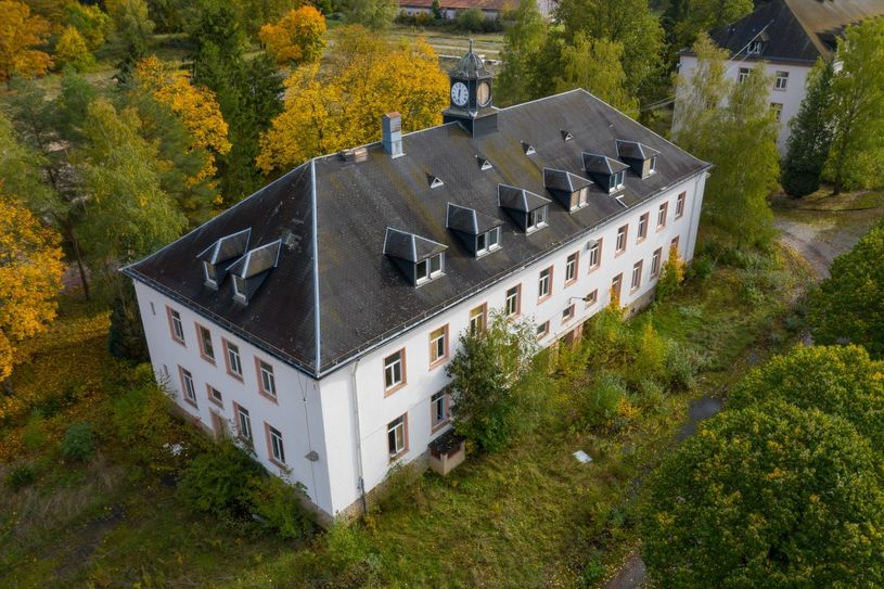 Eine Turmuhr und viele kleine Dachgiebel: Das Küchenhaus auf dem ehemaligen Kasernengelände soll erhalten werden. Dazu sind Sicherungsmaßen nötig. Foto: Costin Dobai