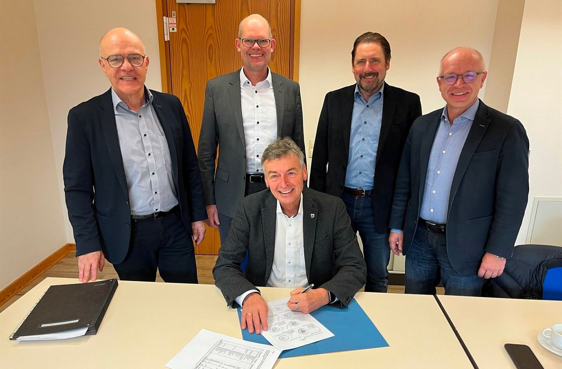 Die Bürgermeister (vorne) Michael Boos, (VG Simmern-Rheinböllen und Abwasserzweckverband Simmern) sowie (von hinten links) Harald Rosenbaum (VG Kirchberg und Abwasserzweckverband Gemünden), Christian Keimer (VG Kastellaun), Peter Unkel (VG Hunsrück-Mittelrhein) und Jörg Haseneier (Stadt Boppard) unterzeichnen die Beitrittsatzung zur Gründung der KK RHK AöR.
