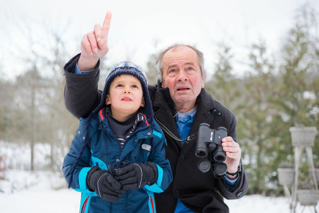 Jeder kann mitmachen und eine Stunde lang die Vögel am Futterhäuschen, im Garten, auf dem Balkon oder im Park zählen und melden. Foto: NABU/Sebastian Hennigs