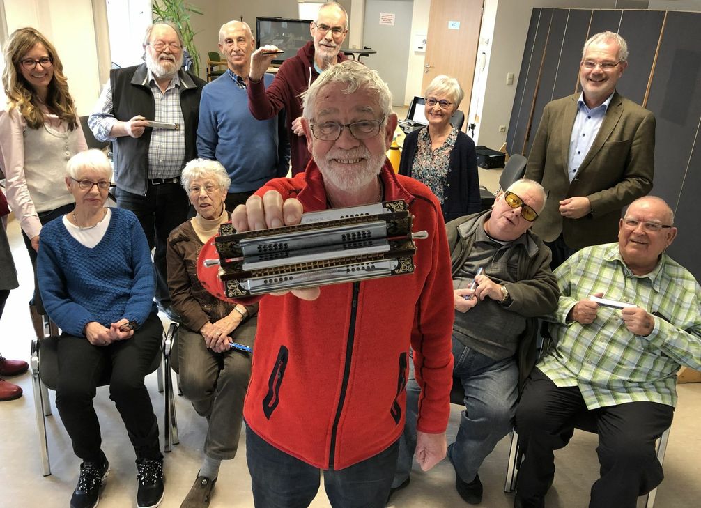 Die Mundharmonika-Spieler sind eine von insgesamt 34 Gruppen, die mittlerweile im Netzwerk an Urft und Olef aktiv sind. Momentan werden im evangelischen Gemeindezentrum in Gemünd natürlich Weihnachtslieder geprobt, die man natürlich auch aufführt - unter anderem in Altenheimen. mn-Foto