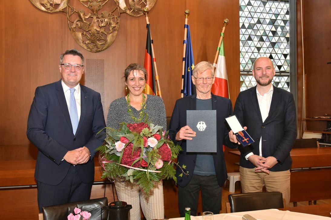 Städteregionsrat Dr. Tim Grüttemeier, Dorothee Zwingmann, Ordensträger Heinz-Dieter Wagner, Bürgermeister Jorma Klauss.  Foto: Andreas Hermann