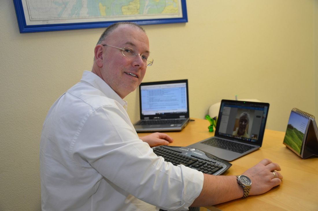 Dr. Bernhard Jung schaltet sich von seiner Praxis in der Simmerather Humboldtstraße aus per Video zum Patienten und bespricht so ortsunabhängig die Behandlung. Foto: T. Förster