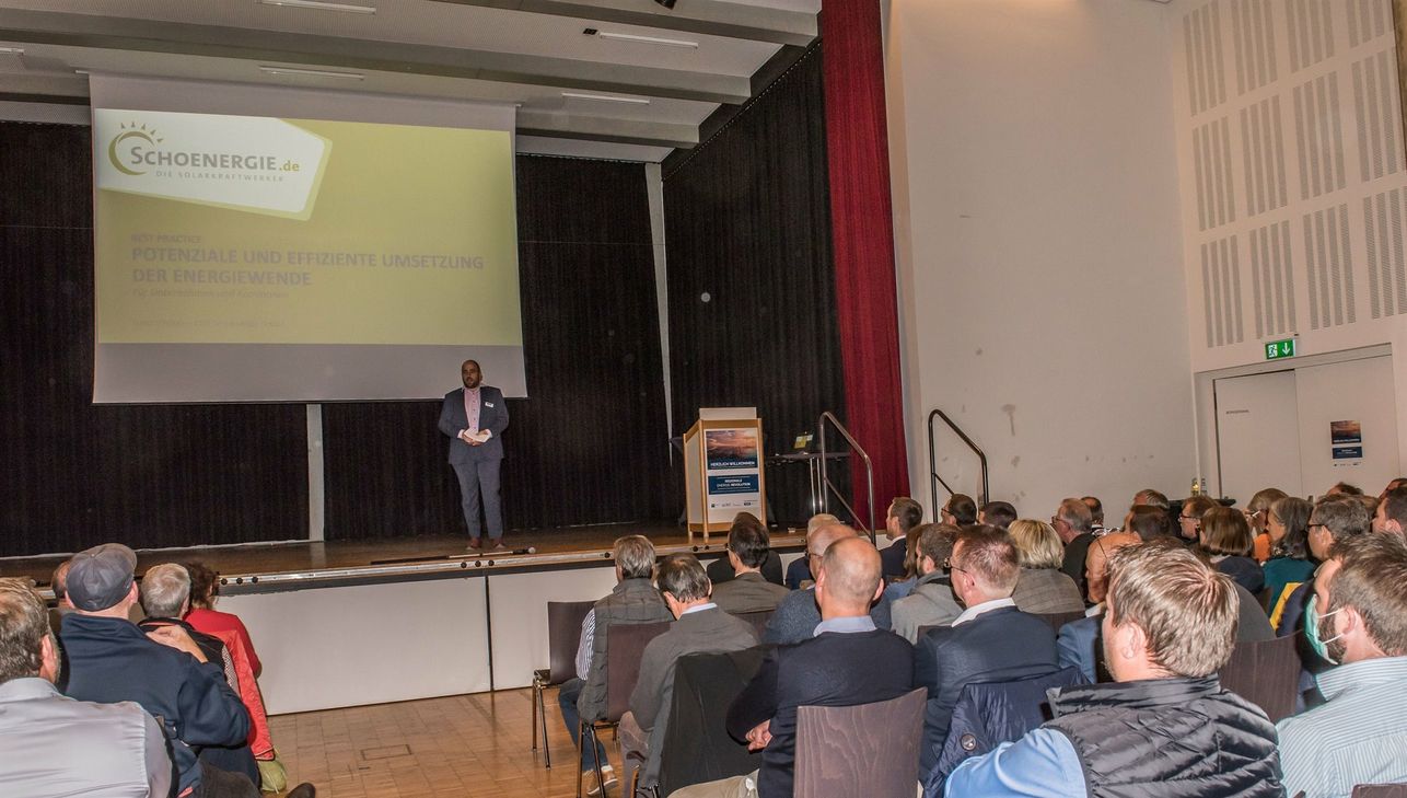 Im Bürgerzentrum in Schweich stellten Arndt Müller, Vorstand der Stadtwerke Trier, Gerd Schöller, Geschäftsführer Schoenergie GmbH, und Volker Quaschning, Professor für Regenerative Energiesysteme, Lösungsansätze vor, um eine regionale Energierevolution auf die Beine zu stellen.  Das Thema lockte viele Bürger an.