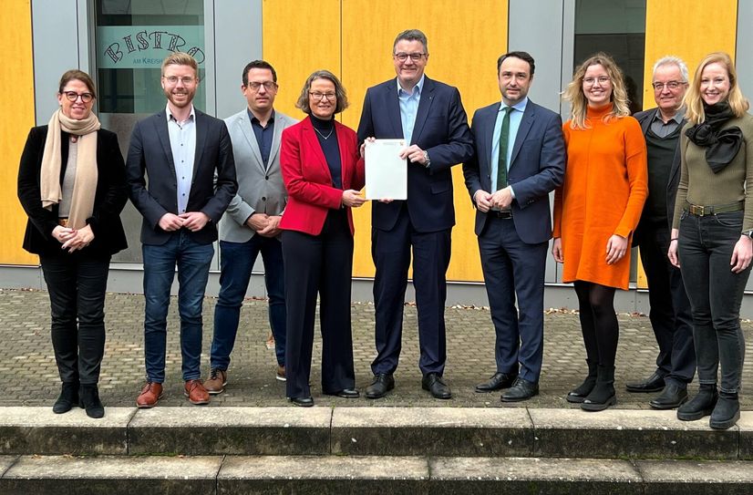 Ein Förderbescheid, der klarmacht, dass das Land NRW sich nach der Hochwasserkatastrophe seiner Verantwortung stellt. Es freuten sich (von links:) Ulla Thönnissen (CDU-Fraktionsvorsitzende), MdL Daniel Scheen-Pauls, Martin Peters (SPD-Fraktionsvorsitzender), NRW-Ministerin Ina Scharrenbach, Städteregionsrat Dr. Tim Grüttemeier, MdL Hendrik Schmitz, MdL Laura Postma, GRÜNEN-Fraktionssprecher Werner Krickel und MdL Annika Fohn. Foto: T. Förster