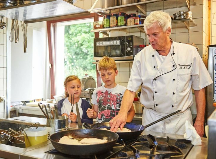 Koch mit Kindern