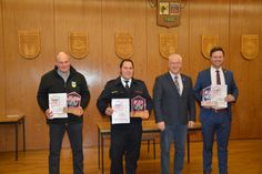 Der stellvertretende Bürgermeister der Stadt Monscau, Georg Kaulen (2.v.r.) verlieh die Heimatpreise an Rolf Funken (l., Ortsbauernschaft Mützenich), Alexander Münch (Jugendfeuerwehr der Satdt Monschau) und Maik Gabbert (Nachbargemeinschaft Dreieck Rohren). Foto: T. Förster