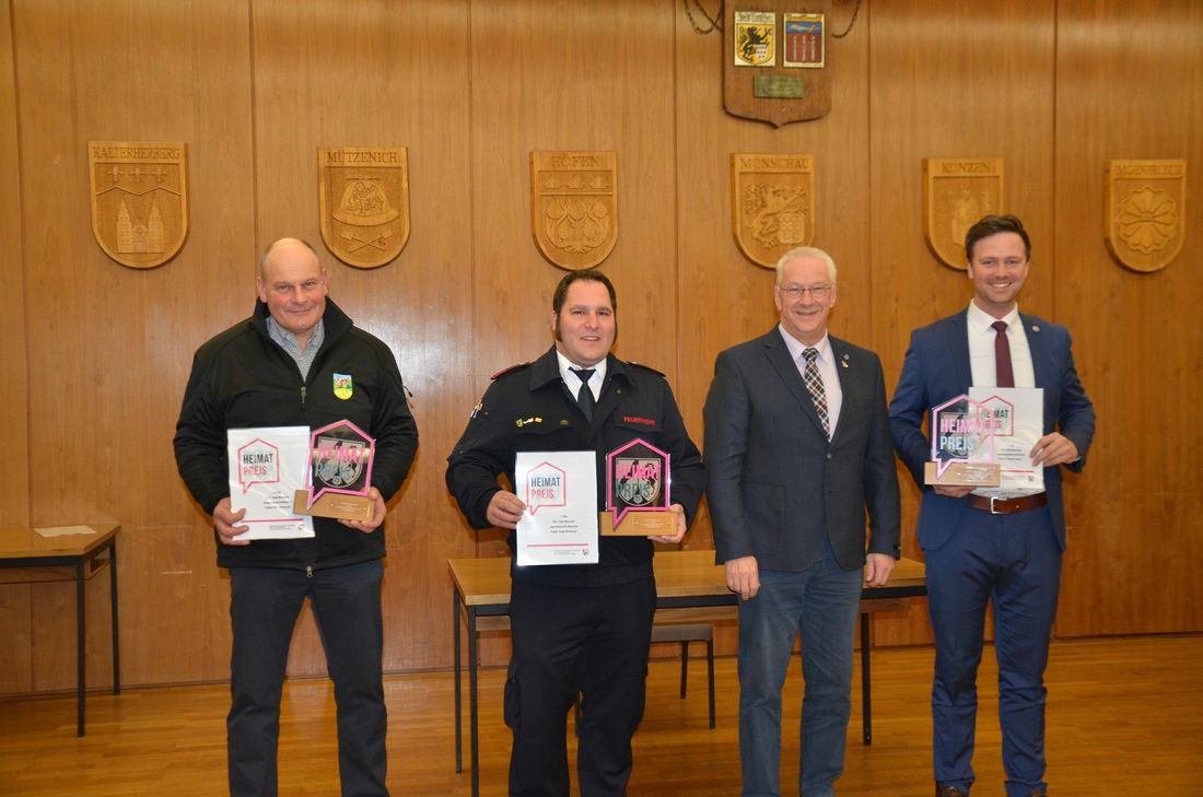 Der stellvertretende Bürgermeister der Stadt Monscau, Georg Kaulen (2.v.r.) verlieh die Heimatpreise an Rolf Funken (l., Ortsbauernschaft Mützenich), Alexander Münch (Jugendfeuerwehr der Satdt Monschau) und Maik Gabbert (Nachbargemeinschaft Dreieck Rohren). Foto: T. Förster