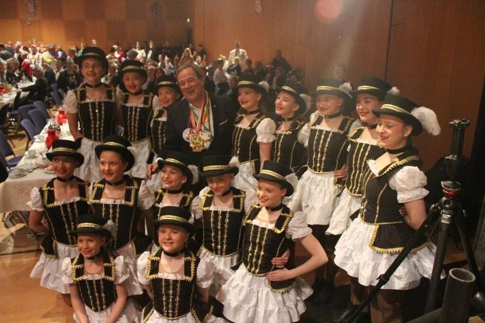 Die Juniorentanzgarde mit Ministerpräsident Armin Laschet. Foto: Walburga Spilles