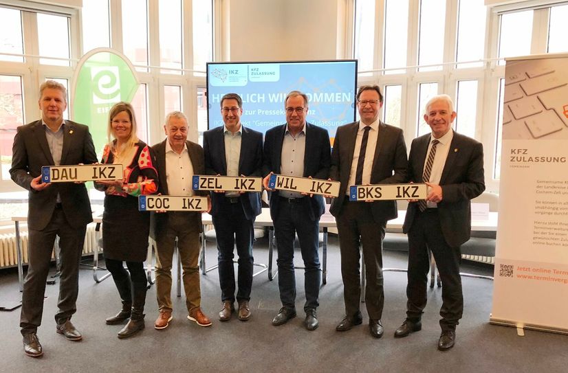 Landrat Manfred Schnur (3. v. l.) und der Zeller VG-Bürgermeister Jürgen Hoffmann (4. v. l.) besiegelten mit Verantwortlichen der Landkreise Vulkaneifel und Bernkastel-Wittlich die Zusammenarbeit in der Kfz-Zulassung. Foto: Elisa Gierten