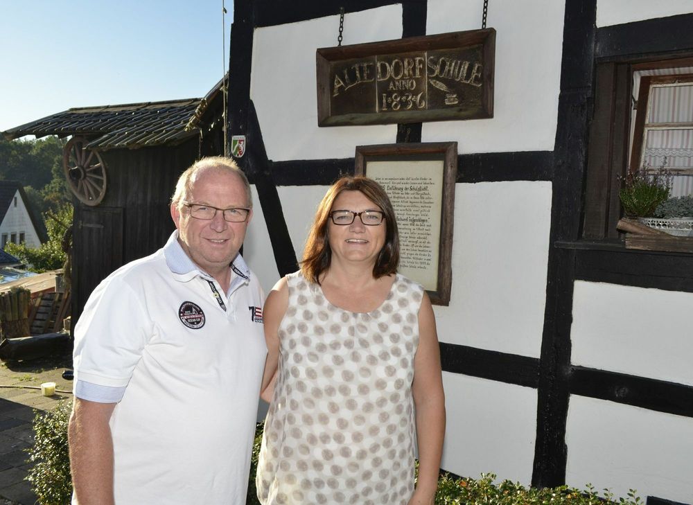 Regina und Horst Limburg sind Besitzer der alte Schule in Golbach und laden nun dazu ein, das Gebäude zum 180-jährigen Geburtstag zu besichtigen. mn-Foto