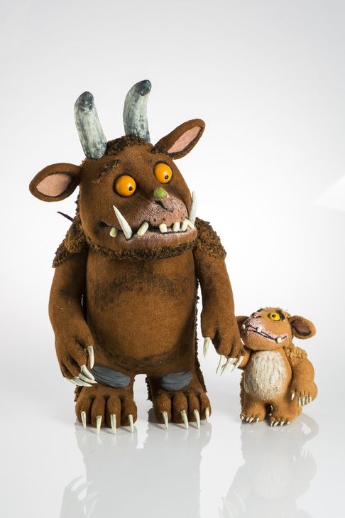 "Ich mach' mir die Welt widde-widde-wie sie mir gefällt": Frei nach dem wohl bekanntesten Zitat von Pippi Langstrumpf lädt die neue Familien-Ausstellung im Historischen Museum der Pfalz in Speyer dazu ein, in die Welt der Fantasie einzutauchen. Noch bis zum 6. Januar 2019 öffnet das Haus seine Tore für die interaktive Schau "Das Sams und die Helden der Kinderbücher". Auf die jungen Besucher warten detailgetreu nachempfundene Erlebnisräume, die aus berühmten Erzählungen bekannt sind. Erwachsene dürfen sich auf eine Reise in die eigene Kindheit freuen. Die Ausstellung ist dienstags bis sonntags von 10 bis 18 Uhr und an Feiertagen auch montags zu sehen. Mehr unter www.sams-ausstellung.de. Im Foto: Grüffelo mit Grüffelo-Kind, Historisches Museum der Pfalz/ Carolin Breckle