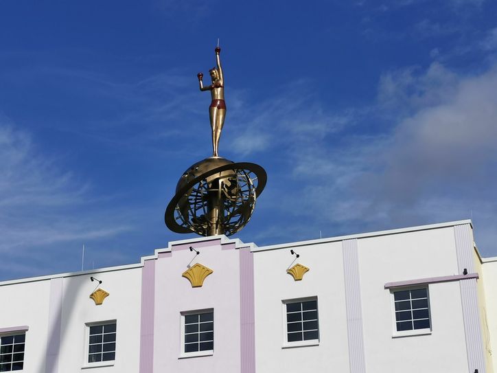 Die Skulptur hat auf dem Dach des BikiniARTMuseums ihren Platz gefunden. Foto: Abtei Maria Laach