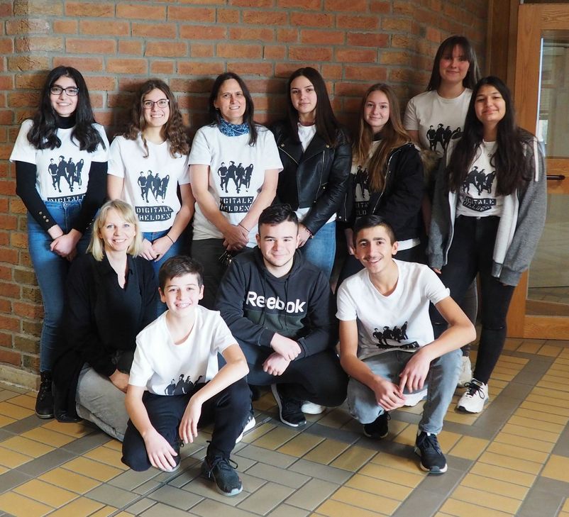 "Digitale Helden" geben ihr Wissen an jüngere Schüler/innen weiter. Foto: IGS