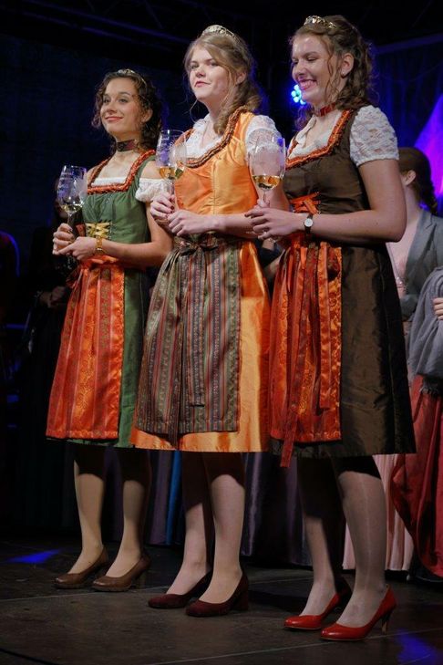Saar-Obermosel-Weinhoheiten 2017/18: Weinkönigin Antonia Reinsbach (Mitte) und die Prinzessinnen Lena Marx (rechts) und Kristina Reinert. Foto: Elke Janssen