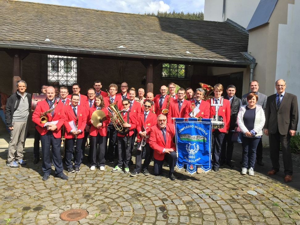 2018 gab das Orchester von Castione della Presolana einer musikalische Darbietung in Adenau. Sergio Rossi (l.) und Stadtbürgermeister Arnold Hoffmann (r.) haben sich kürzlich über die Corona-Situation in der italienischen Stadt ausgetauscht. Archivfoto: privat