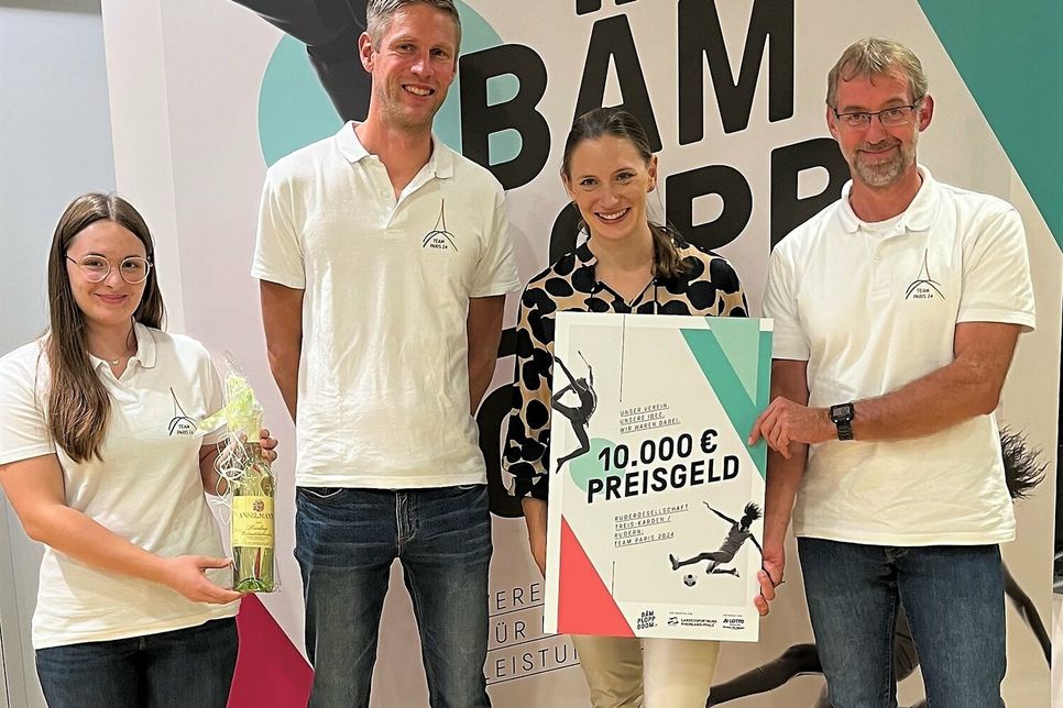Inja Gerhartz, Dominik Keller (1. u. 2. v. l.) und Klaus Bischof (rechts) erhalten aus den Händen von Olympiasiegerin Miriam Welte den ersten Preis des Wettbewerbs in Höhe von 10.000 Euro.