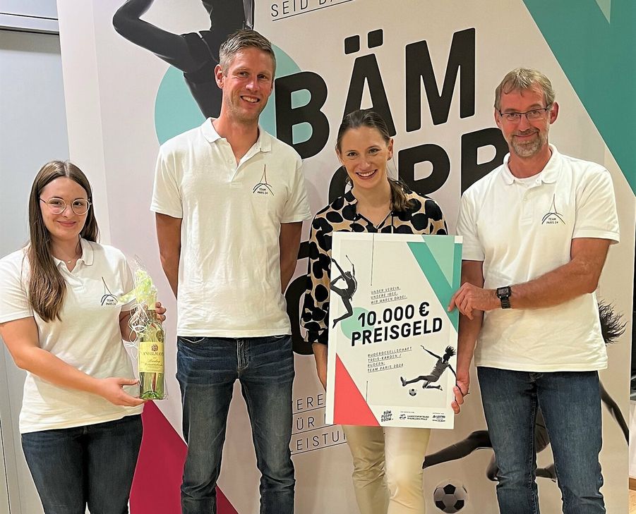 Inja Gerhartz, Dominik Keller (1. u. 2. v. l.) und Klaus Bischof (rechts) erhalten aus den Händen von Olympiasiegerin Miriam Welte den ersten Preis des Wettbewerbs in Höhe von 10.000 Euro.