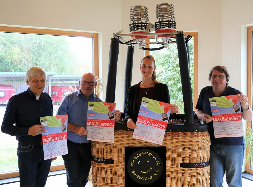 Freuen sich über die zusammegekommende Spendensumme (von links): Reinhard Müller, Geschäftsführer Zweckverband IRT, Hermann Becker, 1. Vorsitzender Anna’s Verein, Anna Andres, Zweckverband IRT, Werner Wäschenbach, Schroeder fire balloons GmbH. Foto: FF